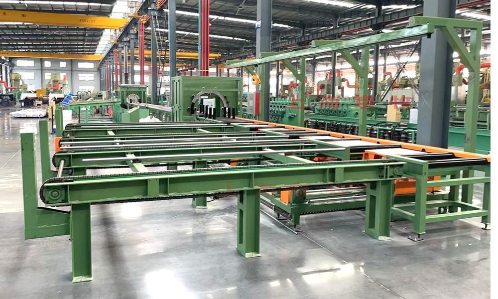 鋼管上料架、碼垛成六角形、捆扎機(jī)、端頭纏繞膜、管身整體纏繞編織帶、捆端頭覆膜